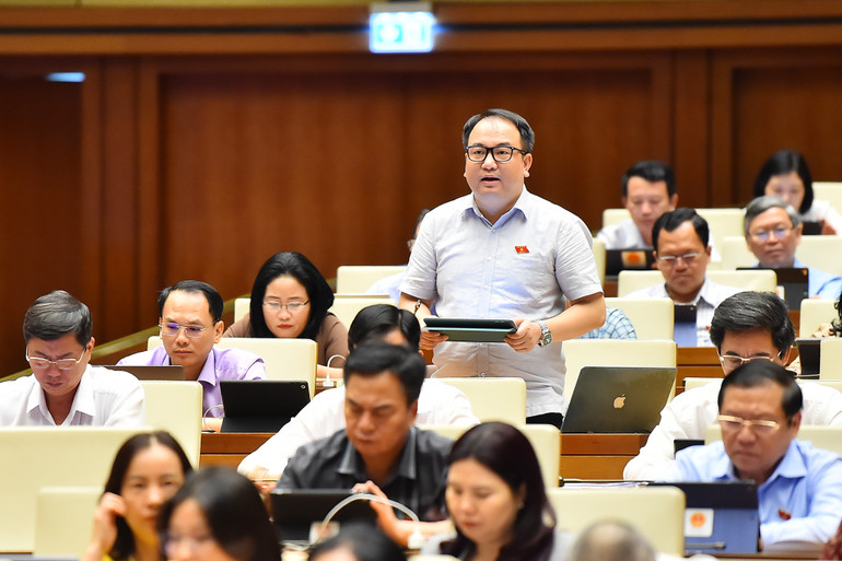 Đại biểu Phạm Trọng Nghĩa (Lạng Sơn) phát biểu. (Ảnh: THỦY NGUYÊN)