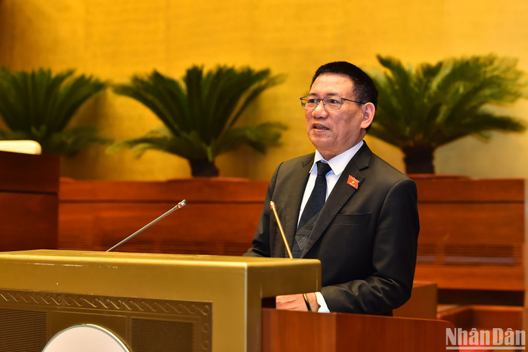 Bộ trưởng Tài chính Hồ Đức Phớc trình bày Tờ trình về việc chuyển nguồn kinh phí công tác phòng, chống dịch Covid-19 năm 2021 của các địa phương sang niên độ ngân sách năm 2022. (Ảnh: THỦY NGUYÊN)