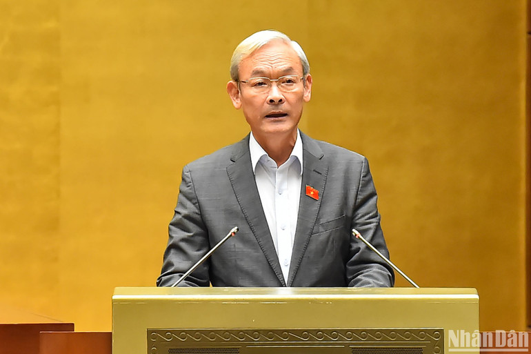 Chủ nhiệm Ủy ban Tài chính, Ngân sách của Quốc hội Nguyễn Phú Cường trình bày Báo cáo thẩm tra việc chuyển nguồn kinh phí công tác phòng, chống dịch Covid-19 năm 2021 của các địa phương sang niên độ ngân sách năm 2022.