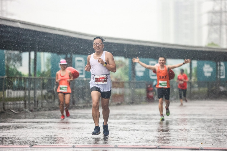 Bất chấp cơn mưa nặng hạt kéo dài, các nhà báo, phóng viên vẫn tham gia giải chạy với tinh thần thi đấu nghiêm túc, nỗ lực.