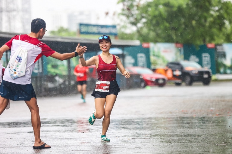 Động viên nhau trên đường chạy.