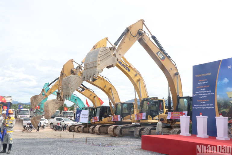 Các phương tiện, thiết bị máy móc chuẩn bị sẵn sàng thi công. (Ảnh: H.DUNG)