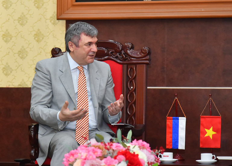 Ông Kalganov Vyacheslav Gennadievich, Phó Chủ nhiệm Ủy ban Đối ngoại Saint Petersburg phát biểu. (Ảnh: THỦY NGUYÊN)