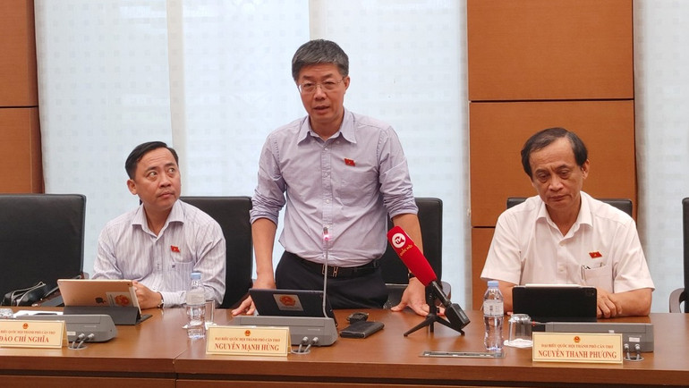 Đại biểu Nguyễn Mạnh Hùng (Cần Thơ) phát biểu. (Ảnh: TRUNG HƯNG)