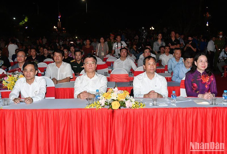 Phó Chủ tịch nước Võ Thị Ánh Xuân cùng các đại biểu tham dự chương trình. (Ảnh: THÀNH ĐẠT)