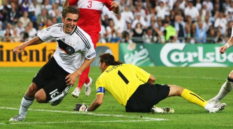 Philipp Lahm ăn mừng bàn thắng quyết định ở phút 90. (Ảnh: EURO 2024) Philipp Lahm ăn mừng bàn thắng quyết định ở phút 90. (Ảnh: EURO 2024)