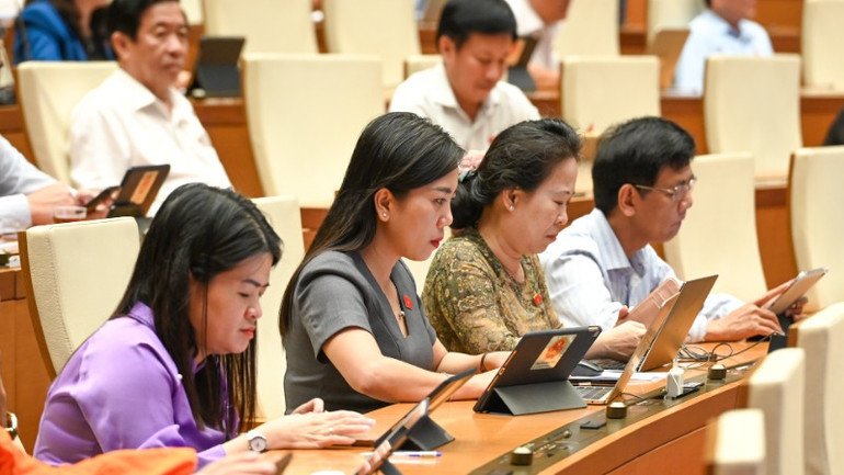 Các đại biểu Quốc hội làm việc tại hội trường. (Ảnh: BÙI GIANG)