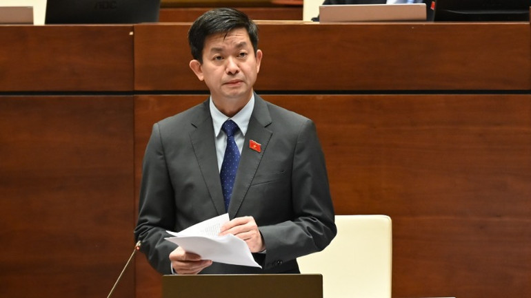 Tổng Thư ký Quốc hội, Chủ nhiệm Văn phòng Quốc hội Lê Quang Tùng phát biểu giải trình, làm rõ một số vấn đề đại biểu Quốc hội nêu tại phiên họp. (Ảnh: BÙI GIANG)