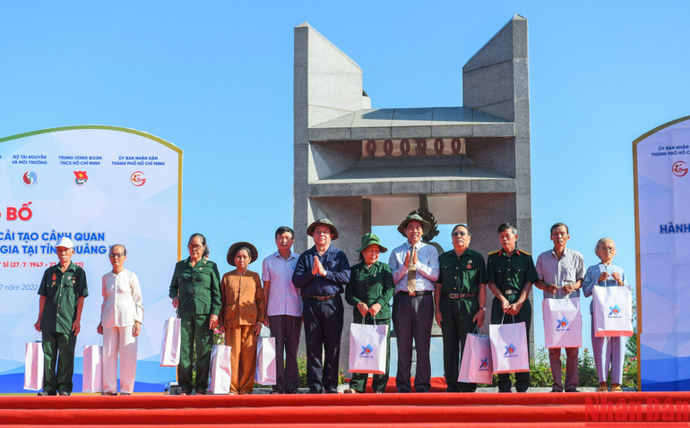 Bí thư Trung ương Đảng, Trưởng ban Tuyên giáo Trung ương Nguyễn Trọng Nghĩa cùng lãnh đạo tỉnh Quảng Trị tặng quà các đối tượng chính sách tại buổi lễ phát động. Bí thư Trung ương Đảng, Trưởng ban Tuyên giáo Trung ương Nguyễn Trọng Nghĩa cùng lãnh đạo tỉnh Quảng Trị tặng quà các đối tượng chính sách tại buổi lễ phát động.