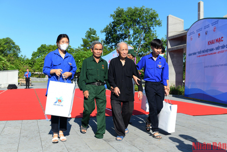 Các đoàn viên, thanh niên Quảng Trị ân cần đưa đón các đối tượng chính sách tại buổi lễ. Các đoàn viên, thanh niên Quảng Trị ân cần đưa đón các đối tượng chính sách tại buổi lễ.