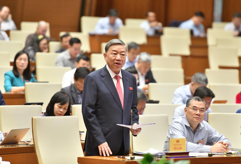 Bộ trưởng Công an Tô Lâm trả lời chất vấn của đại biểu Quốc hội. (Ảnh: ĐĂNG KHOA) Bộ trưởng Công an Tô Lâm trả lời chất vấn của đại biểu Quốc hội. (Ảnh: ĐĂNG KHOA)