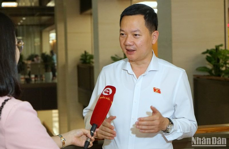 Đại biểu Trịnh Xuân An trao đổi với báo chí bên hành lang Quốc hội. (Ảnh: TRUNG HƯNG) Đại biểu Trịnh Xuân An trao đổi với báo chí bên hành lang Quốc hội. (Ảnh: TRUNG HƯNG)