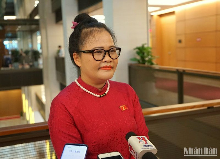 Đại biểu Nguyễn Thị Sửu - Phó Trưởng Đoàn đại biểu Quốc hội tỉnh Thừa Thiên Huế trao đổi bên hành lang Quốc hội. (Ảnh: TRUNG HƯNG) Đại biểu Nguyễn Thị Sửu - Phó Trưởng Đoàn đại biểu Quốc hội tỉnh Thừa Thiên Huế trao đổi bên hành lang Quốc hội. (Ảnh: TRUNG HƯNG)