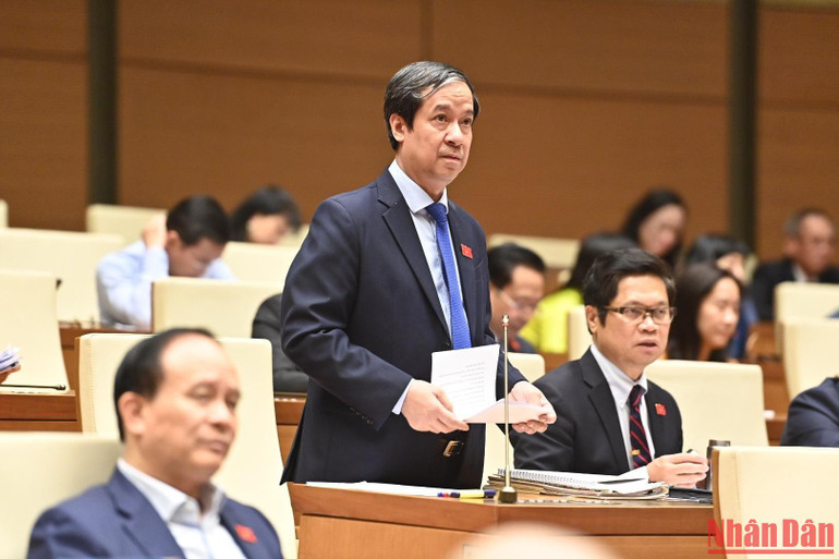 Bộ trưởng Giáo dục và Đào tạo Nguyễn Kim Sơn phát biểu làm rõ ý kiến các đại biểu Quốc hội nêu tại phiên họp. Ảnh: ĐĂNG KHOA