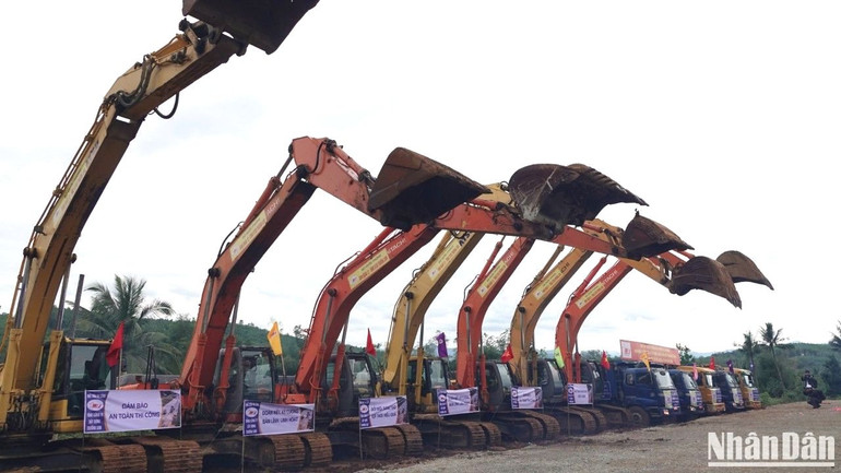 Máy móc của các đơn vị thi công tại lễ khởi công dự án.