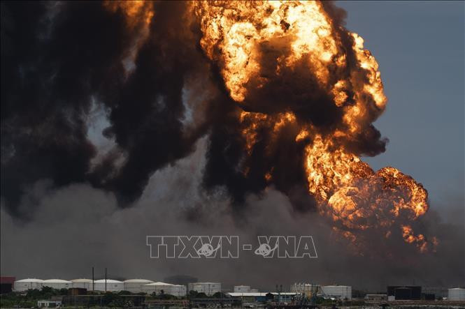 Khói lửa bùng lên dữ dội tại hiện trường vụ cháy kho chứa nhiên liệu ở Matanzas, Cuba ngày 8/8/2022. (Ảnh: AFP/TTXVN)