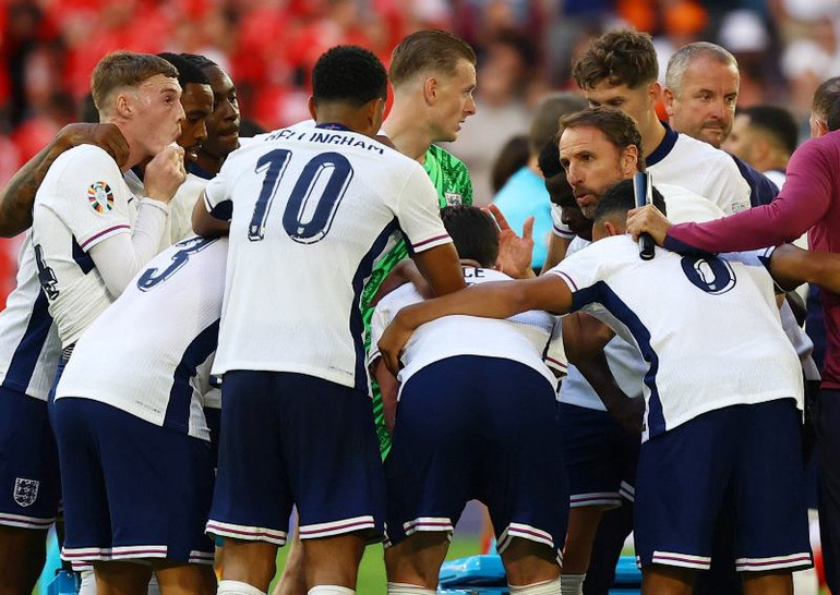 HLV Gareth Southgate cùng các cầu thủ Anh trước loạt sút luân lưu trong trận tứ kết gặp Thụy Sĩ. (Ảnh: Reuters)
