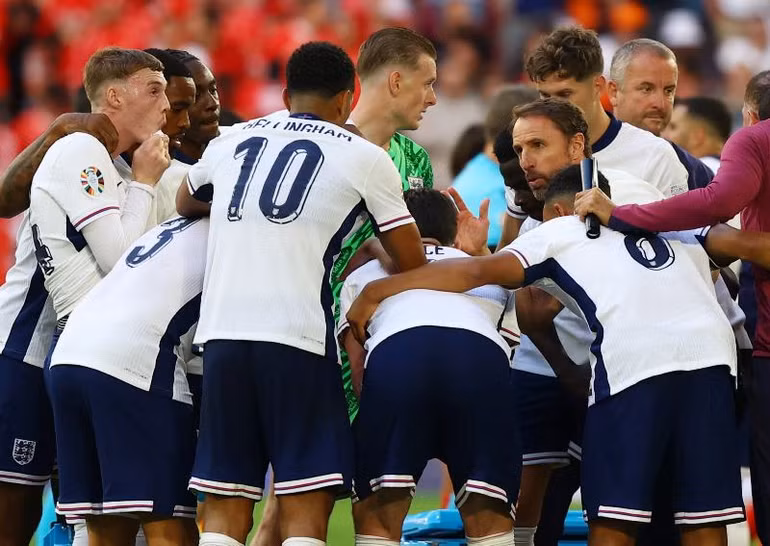 HLV Gareth Southgate cùng các cầu thủ Anh trước loạt sút luân lưu trong trận tứ kết gặp Thụy Sĩ. (Ảnh: Reuters)