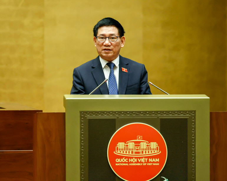 Bộ trưởng Tài chính Hồ Đức Phớc trình bày Tờ trình về dự thảo Nghị quyết về một số cơ chế, chính sách đặc thù thực hiện các chương trình mục tiêu quốc gia. (Ảnh: DUY LINH) Bộ trưởng Tài chính Hồ Đức Phớc trình bày Tờ trình về dự thảo Nghị quyết về một số cơ chế, chính sách đặc thù thực hiện các chương trình mục tiêu quốc gia. (Ảnh: DUY LINH)