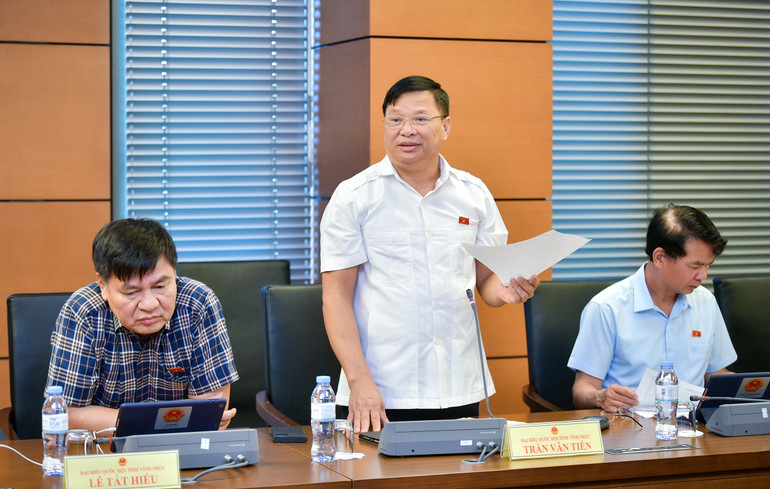 Đại biểu Trần Văn Tiến (Vĩnh Phúc) phát biểu. (Ảnh: quochoi.vn)
