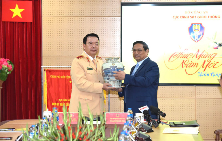Thủ tướng Phạm Minh Chính tặng quà lưu niệm chúc mừng lực lượng Cảnh sát giao thông.