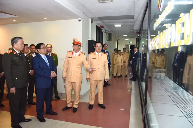 Thủ tướng Phạm Minh Chính thăm Trung tâm dữ liệu của Cục Cảnh sát giao thông.