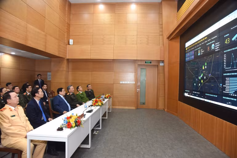 Thủ tướng Phạm Minh Chính thăm Trung tâm thông tin chỉ huy của Cục Cảnh sát giao thông.