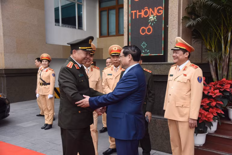 Thủ tướng Phạm Minh Chính và Bộ trưởng Công an Tô Lâm đến thăm, chúc Tết Cục Cảnh sát giao thông.