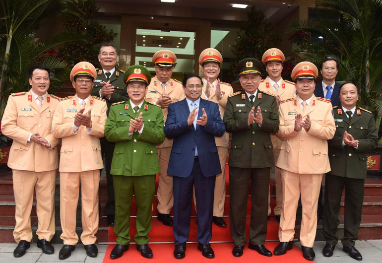 Thủ tướng Phạm Minh Chính và Bộ trưởng Công an Tô Lâm chụp ảnh lưu niệm với lãnh đạo Cục Cảnh sát giao thông.