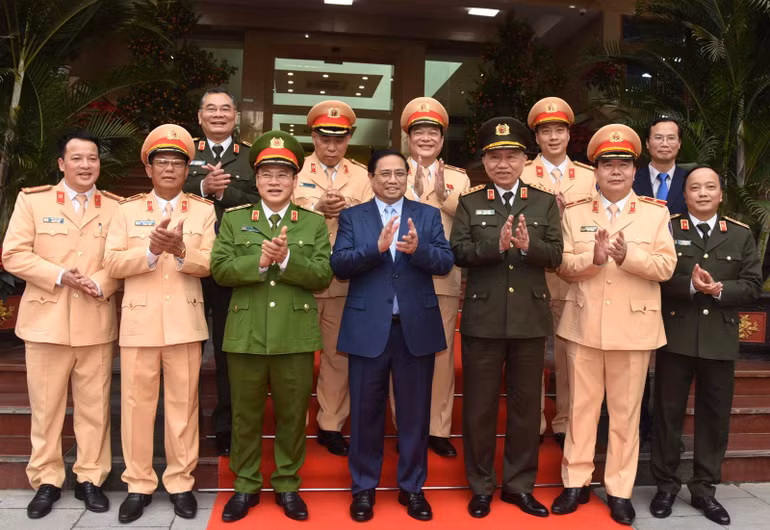 Thủ tướng Phạm Minh Chính và Bộ trưởng Công an Tô Lâm chụp ảnh lưu niệm với lãnh đạo Cục Cảnh sát giao thông.