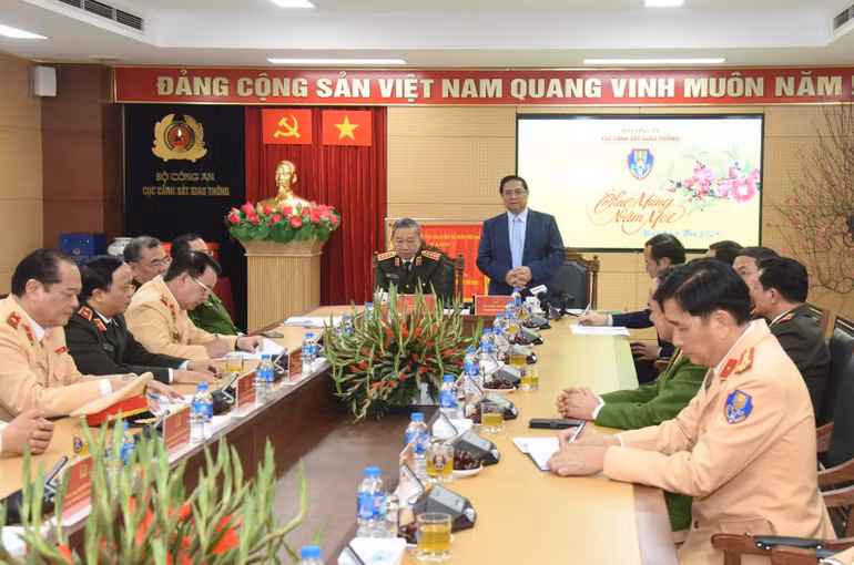Thủ tướng Phạm Minh Chính phát biểu ý kiến tại buổi đến thăm, chúc Tết lực lượng Cảnh sát giao thông.