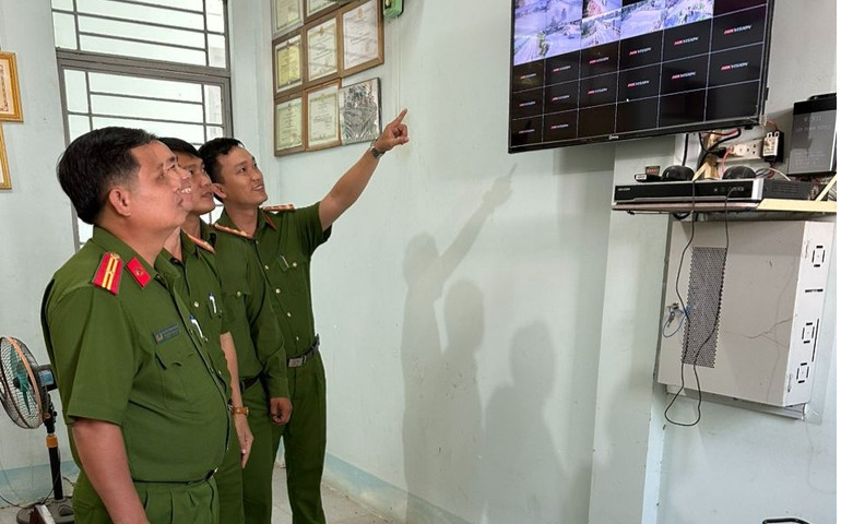 Công an xã Tân Hộ Cơ kiểm tra tình trạng hoạt động hệ thống camera giám sát bảo đảm an ninh, trật tự trên địa bàn.