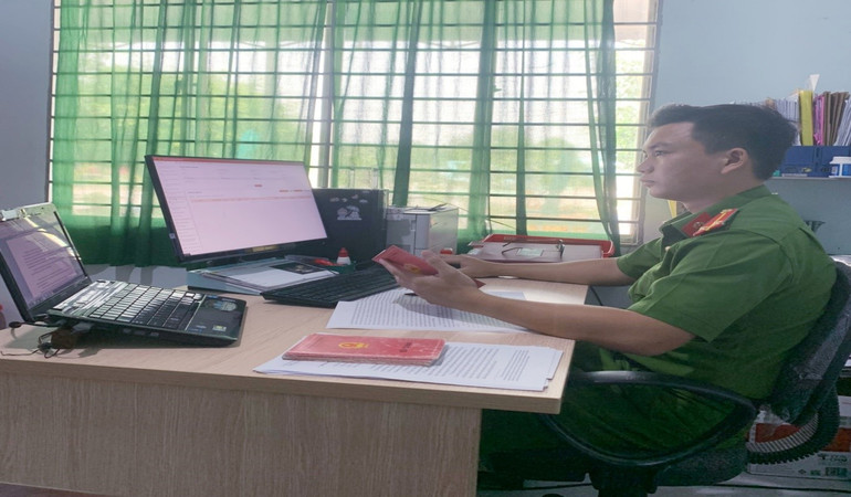 Đ/c Trung úy Trương Quốc Thông đang làm sạch dữ liệu về dân cư của xã trên cổng dữ liệu quốc gia về dân cư.