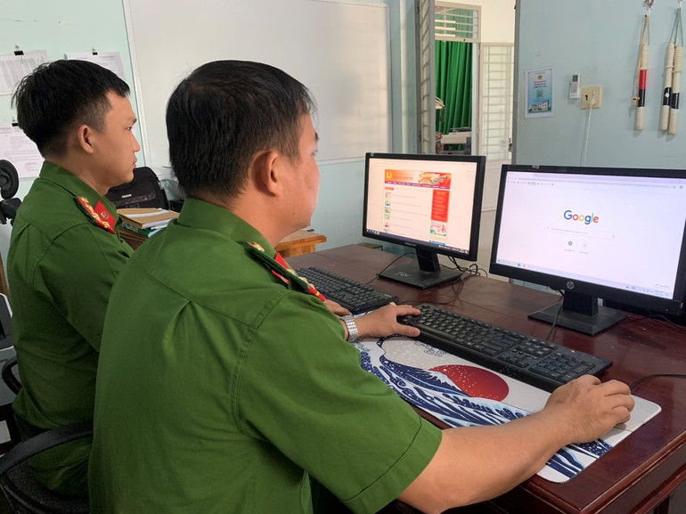 Lực lượng Công an xã Tân Hộ Cơ biên tập, đăng tải tin, bài lên trang Fanpage của Công an xã Tân Hộ Cơ để tuyên truyền, phổ biến cho quần chúng nhân dân về công tác phòng, chống tội phạm.