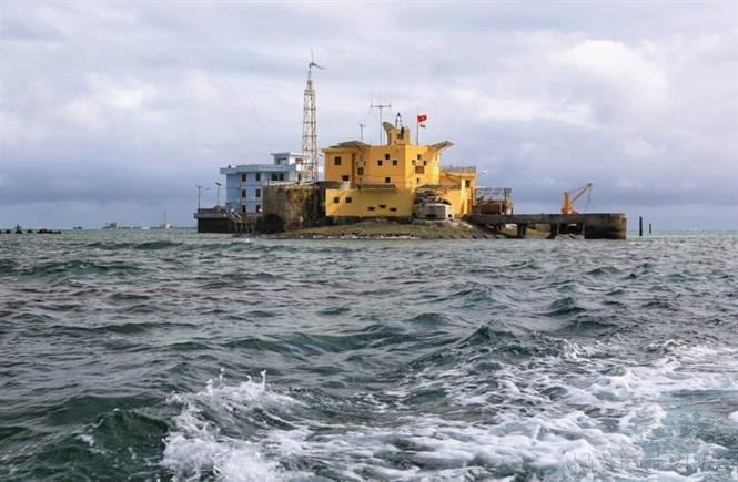 Trước thiên nhiên khắc nghiệt với nắng gió, với phong ba bão táp nhưng các đảo ở quần đảo Trường Sa vẫn toát lên một vẻ đẹp kiên cường và bất khuất trước biển cả. Trong ảnh: Vẻ đẹp Đảo Đá Lớn B trước những con sóng bạc đầu.