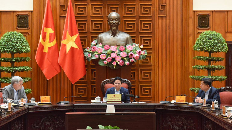 Thủ tướng Phạm Minh Chính chủ trì cuộc họp của Thường trực Chính phủ với các bộ, ngành nhằm tìm giải pháp ứng phó sau khi Hoa Kỳ tuyên bố áp thuế đối ứng với các nước. (Ảnh: TRẦN HẢI)