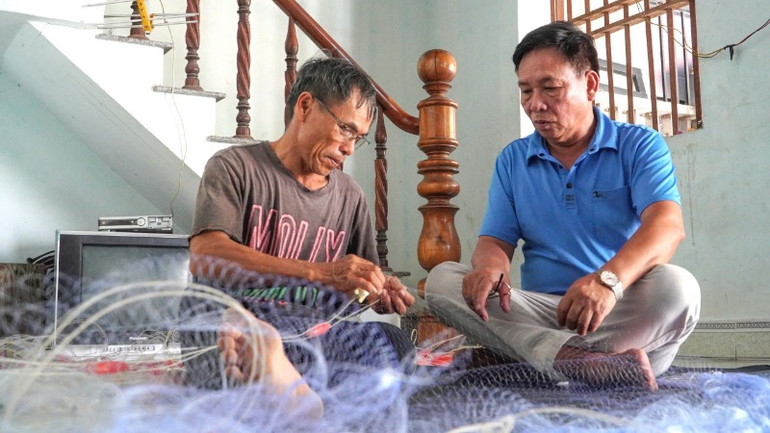 Đảng viên Chi bộ thôn Tân An (xã Bình Minh, huyện Thăng Bình, tỉnh Quảng Nam) thường xuyên gặp gỡ, nắm bắt tâm tư của các ngư dân.