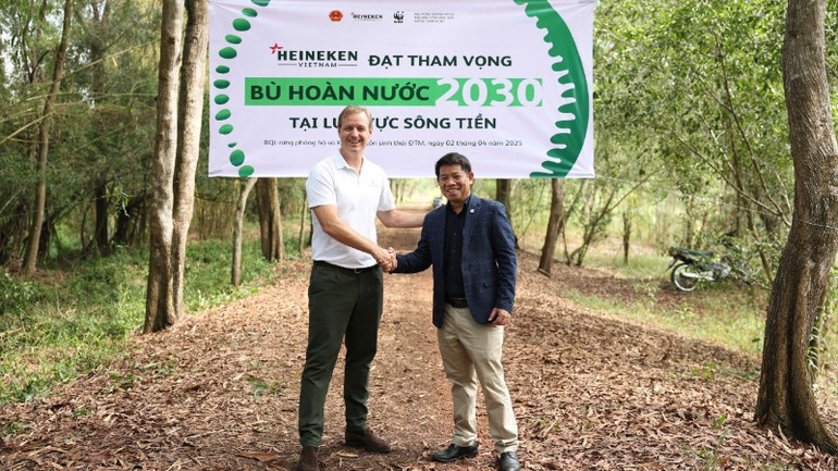 Đại diện Heineken Việt Nam và WWF-Việt Nam chia sẻ niềm vui tại sự kiện công bố.