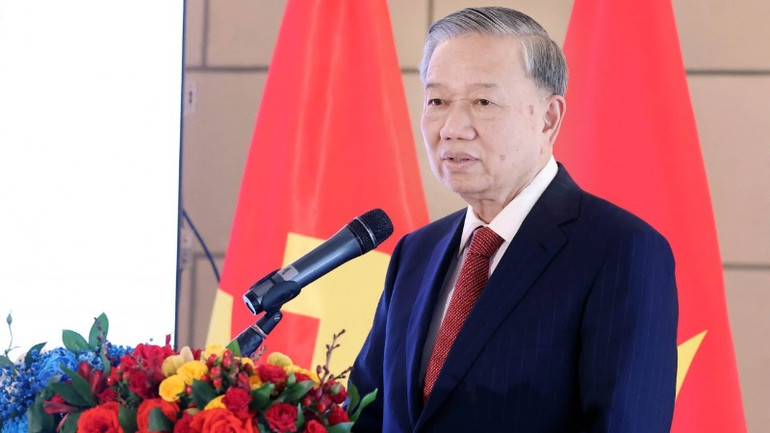 Tổng Bí thư Tô Lâm nói chuyện thân mật với cán bộ, nhân viên Đại sứ quán và cộng đồng người Việt Nam tại Liên bang Nga. (Ảnh: TTXVN) Tổng Bí thư Tô Lâm nói chuyện thân mật với cán bộ, nhân viên Đại sứ quán và cộng đồng người Việt Nam tại Liên bang Nga. (Ảnh: TTXVN)