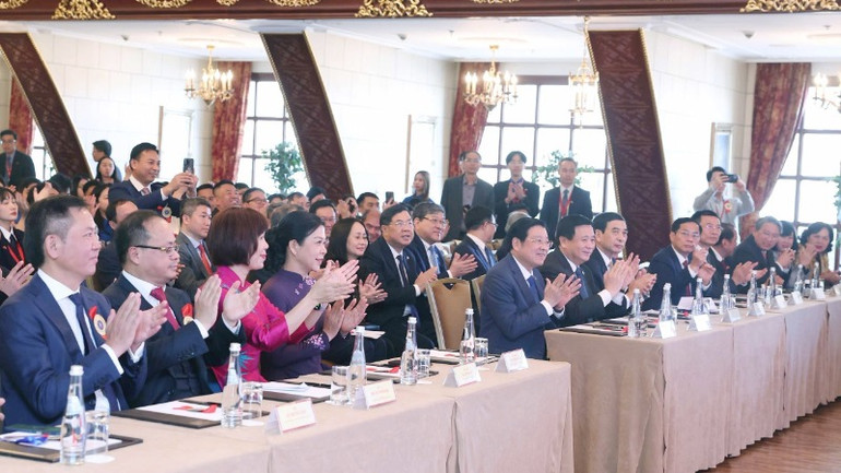 Các đại biểu tham dự buổi gặp gỡ của Tổng Bí thư Tô Lâm với cán bộ, nhân viên, đại diện cộng đồng người Việt Nam tại Liên bang Nga. (Ảnh: TTXVN) Các đại biểu tham dự buổi gặp gỡ của Tổng Bí thư Tô Lâm với cán bộ, nhân viên, đại diện cộng đồng người Việt Nam tại Liên bang Nga. (Ảnh: TTXVN)