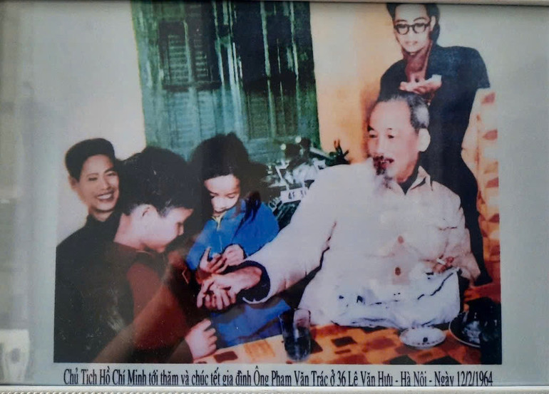 Bức ảnh chụp khoảnh khắc Chủ tịch Hồ Chí Minh đang chia kẹo cho ông Thành, khi đến thăm gia đình cụ Trác, trong đêm giao thừa Tết Giáp Thìn 1964.