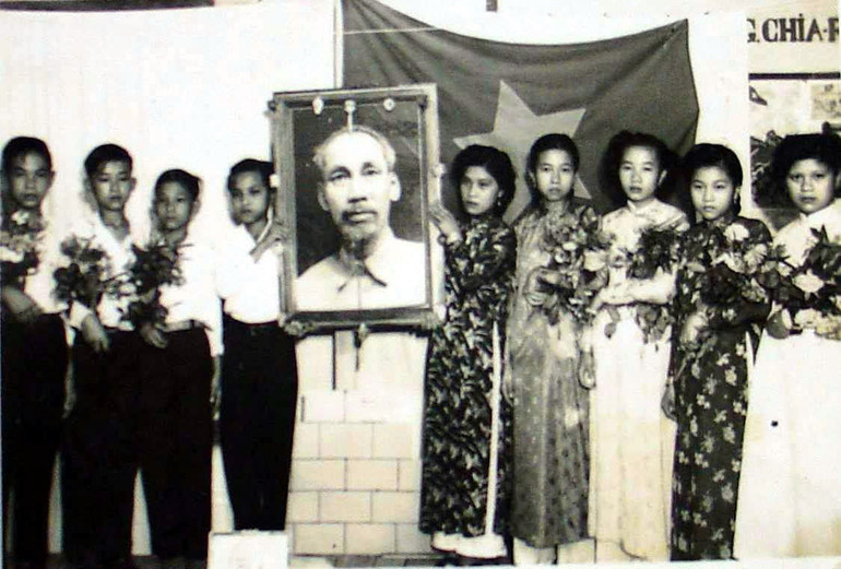 Học sinh Trường Công Nhân và Thanh niên, thiếu nhi tại Tân Thế Giới kỷ niệm Ngày sinh nhật Bác Hồ (19/5/1890-19/5/1956).