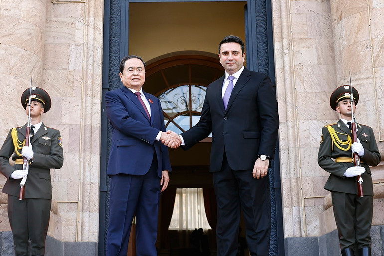 Chủ tịch Quốc hội Armenia Alen Simonyan đón Chủ tịch Quốc hội Trần Thanh Mẫn. (Ảnh: TTXVN)