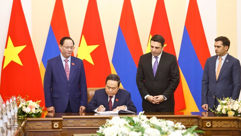 Chủ tịch Quốc hội Trần Thanh Mẫn viết lưu bút tại Tòa nhà Quốc hội Armenia. (Ảnh: TTXVN)