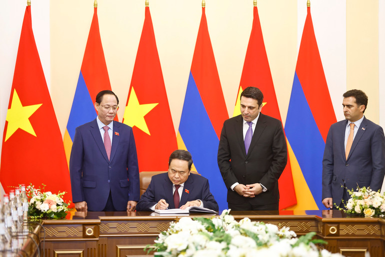 Chủ tịch Quốc hội Trần Thanh Mẫn viết lưu bút tại Tòa nhà Quốc hội Armenia. (Ảnh: TTXVN)