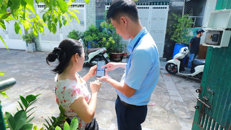 Nhân viên Công ty Cổ phần Cấp nước Gia Định hướng dẫn khách hàng sử dụng dịch vụ “24H” để giao dịch và thanh toán trực tuyến các dịch vụ cấp nước. Nhân viên Công ty Cổ phần Cấp nước Gia Định hướng dẫn khách hàng sử dụng dịch vụ “24H” để giao dịch và thanh toán trực tuyến các dịch vụ cấp nước.