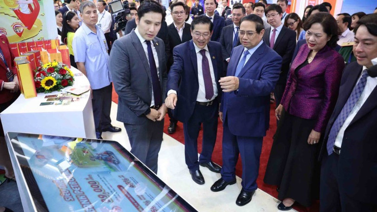 Thủ tướng Chính phủ, Thống đốc Ngân hàng Nhà nước và đoàn lãnh đạo tham quan không gian số của HDBank tại sự kiện. (Ảnh: HDBank) Thủ tướng Chính phủ, Thống đốc Ngân hàng Nhà nước và đoàn lãnh đạo tham quan không gian số của HDBank tại sự kiện. (Ảnh: HDBank)
