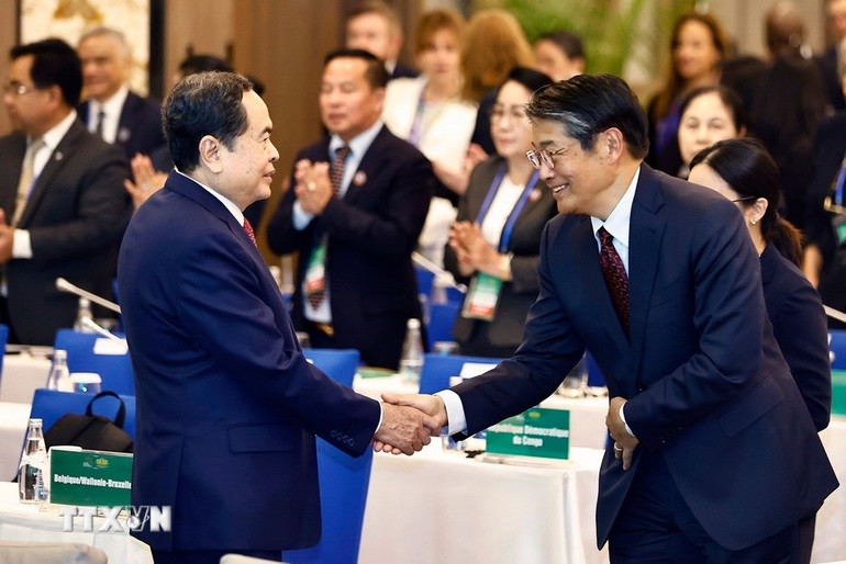 Chủ tịch Quốc hội Trần Thanh Mẫn và đại biểu dự diễn đàn. (Ảnh: TTXVN)