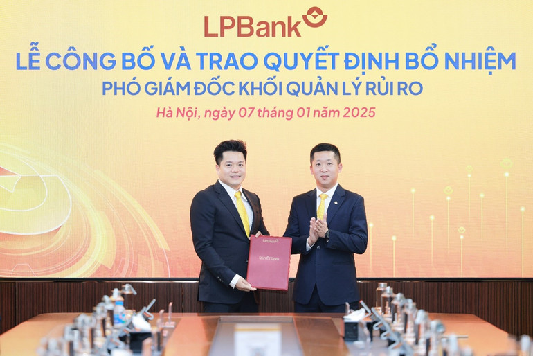 Ông Nguyễn Văn Thanh (trái) được bổ nhiệm làm Phó Giám đốc Khối Quản trị Rủi ro phụ trách Xử lý nợ của LPBank. Ông Nguyễn Văn Thanh (trái) được bổ nhiệm làm Phó Giám đốc Khối Quản trị Rủi ro phụ trách Xử lý nợ của LPBank.