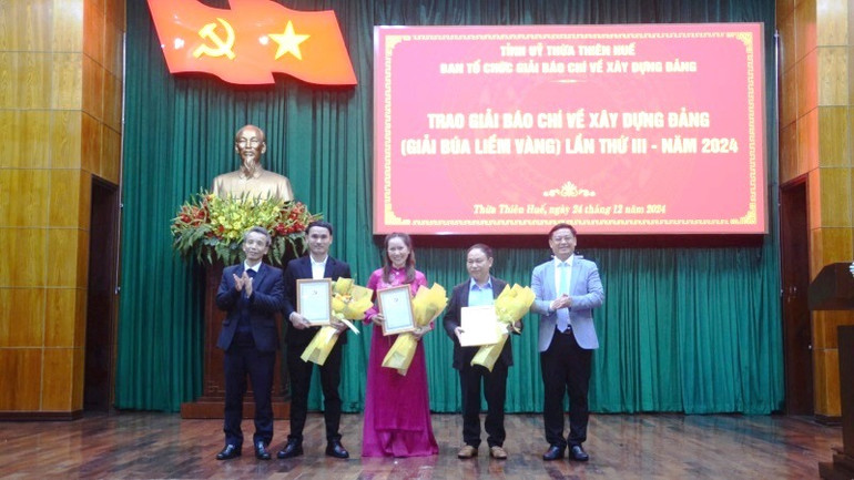 Trao giải B cho các tác giả đoạt giải Giải Búa liềm vàng năm 2024.